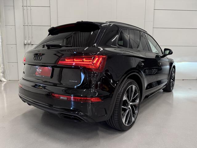 Audi Q5 55 TFSI e quattro 3x S-Line PANO/LUCHTVERING/TREKHAAK/B&O/21"/MATRIX/ACC/SOH 98,6%/CARPLAY/STANDKACHEL/CAMERA/BLACK-OPTIC/MYTHOSSCHWARZ/VOLLEDIG AUDI DEALER HISTORIE,NET OH BEURT GEHAD
