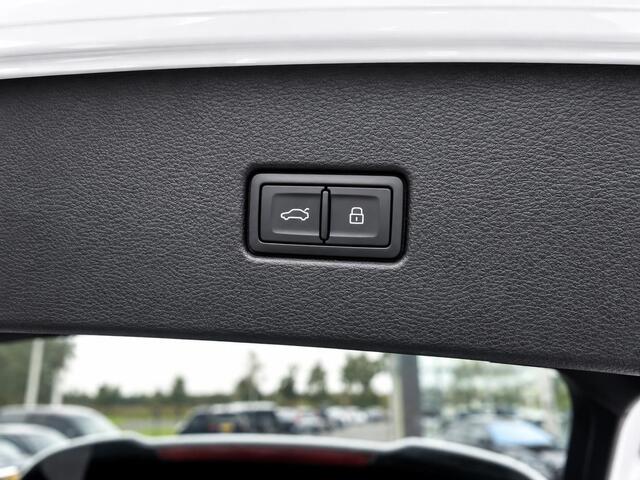 Audi Q5 Sportback 55 TFSI e S edition S Line Head Up Matrix Trekhaak ACC 21 Inch Keyless Camera Massage
