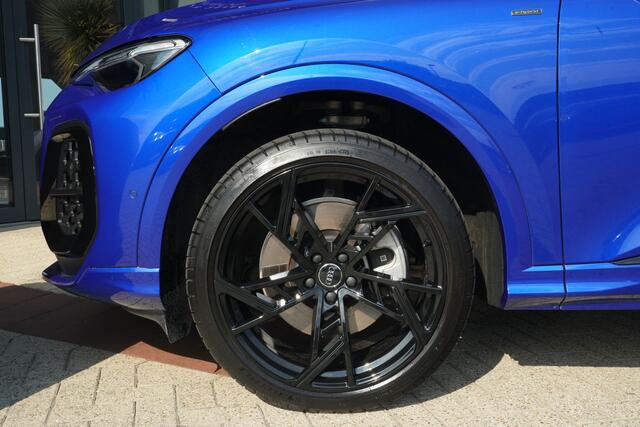 Audi Q5 Sportback 2.0 TFSI e-hybrid quattro S edition Sportback | 299PK | Pano | 360° | 21" | Keyless | S Line | Tech Plus | Audi Q5 Sportback S edition 299 PK Plug-in Hybrid met 2.0 viercilinder, panoramadak, 360° camera, 21-inch lichtmetalen velgen, Keyless Entry, adaptieve LED-koplampen, adaptieve cruise control