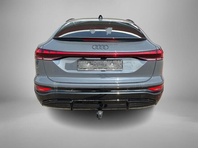 Audi Q6 Sportback e-tron S edition performance 100 kWh / 306pk · SOH 97,5% · Panoramadak · 360 Camera · Inklap. Trekhaak · Stuur- & Stoelverwarming · Elek. Voorstoelen + Geheugen & Massage · Garantie t/m 17-06-2030 of 100.000km