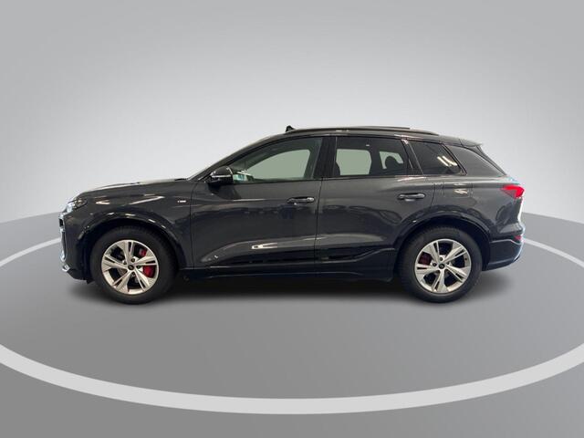 Audi Q6 e-tron edition 83 kWh 252pk · SOH 96,3% · Panoramadak · 360 Camera · Inklap. Trekhaak · Luchtvering · Stuur- & Stoelverwarming · Apple/Android Car Play · Garantie t/m 13-07-2030 of 100.000km