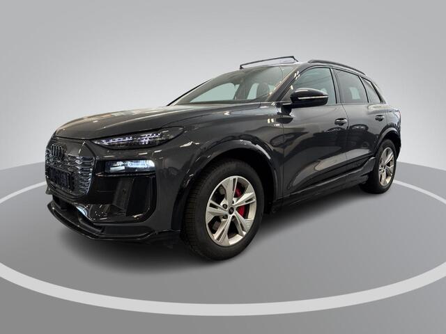 Audi Q6 e-tron edition 83 kWh 252pk · SOH 96,3% · Panoramadak · 360 Camera · Inklap. Trekhaak · Luchtvering · Stuur- & Stoelverwarming · Apple/Android Car Play · Garantie t/m 13-07-2030 of 100.000km