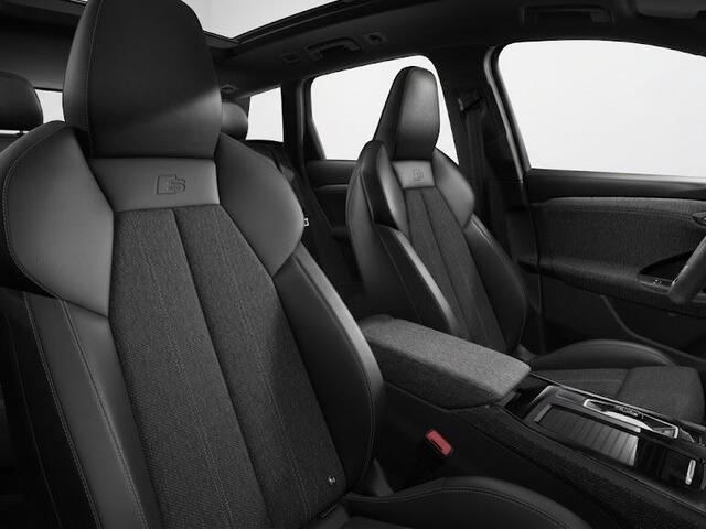 Audi Q6 e-tron S edition 83 Kwh 252 pk | Glazen panoramadak | Trekhaak, mechanisch draaibaar | Exterieurpakket zwart | Warmtewerend glas donker tint |