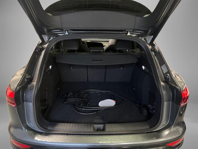 Audi Q6 e-tron S edition performance 100 kWh 306pk · SOH 97,9% · Panoramadak · 360 Camera · Inklap. Trekhaak · Luchtvering · B&O Sound · Head-Up Display · Garantie t/m 15-03-2031 of 100.000km