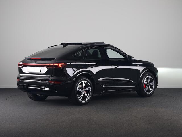Audi Q6 Sportback e-tron S edition 83Kwh 252 pk | Glazen panoramadak | Exterieurpakket zwart | Trekhaak, mechanisch draaibaar | S line zwart leder-kunstleder |