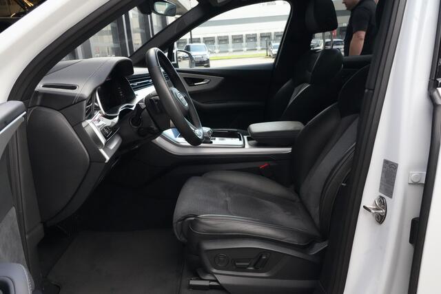 Audi Q7 55 TFSI e Quattro Pro Line S | Facelift | 394pk | Pano | Trekhaak | HUD | 360° | Een bijzonder complete en luxe uitgevoerde Audi Q7 55 TFSI e quattro Pro Line S, uitgevoerd in wit metallic met een stijlvol zwart interieur. Deze krachtige plug-in hybride combineert het ver