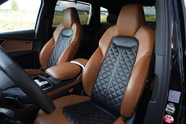 Audi Q7 60 TFSI e Quattro Pro Line S Competition | 489 PK | PHEV | Audi Exclusive | Pano | 360° Camera | Trekhaak Audi Q7 60 TFSI e quattro Pro Line S Competition 489 PK Plug-in Hybrid met 3.0 V6 benzinemotor en 8-traps automatische transmissie, voorzien van een zeer luxe Audi Exclusive interieur, panora