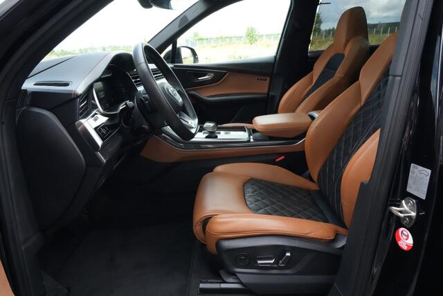 Audi Q7 60 TFSI e Quattro Pro Line S Competition | 489 PK | PHEV | Audi Exclusive | Pano | 360° Camera | Trekhaak Audi Q7 60 TFSI e quattro Pro Line S Competition 489 PK Plug-in Hybrid met 3.0 V6 benzinemotor en 8-traps automatische transmissie, voorzien van een zeer luxe Audi Exclusive interieur, panora