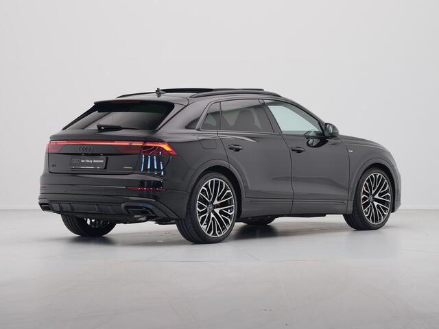 Audi Q8 60 TFSI e quattro Pro Line S Competition Panoramadak Wegklapbare trekhaak 23'' Lichtmetalen velgen Vierwiel besturing