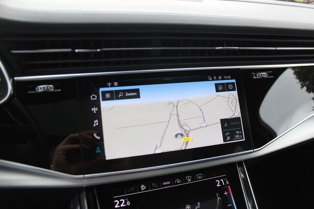 Audi Q8 55 TFSI e quattro Pro Line S / Vol opties!! / Trekhaak / Panoramadak / 360Camera / Head-up / 22'' / Softclose / B&O / Luchtvering / Keyless / Stuurverwarming / Sfeerverlichting / Stoelventilatie + verwarming / Dodehoek /
