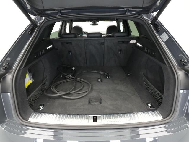 Audi Q8 e-tron 55 quattro S-Line Edition Competition 115 kWh 408pk Panorama Navigatie Camera Stoelverwarming Luchtvering Memory Seats