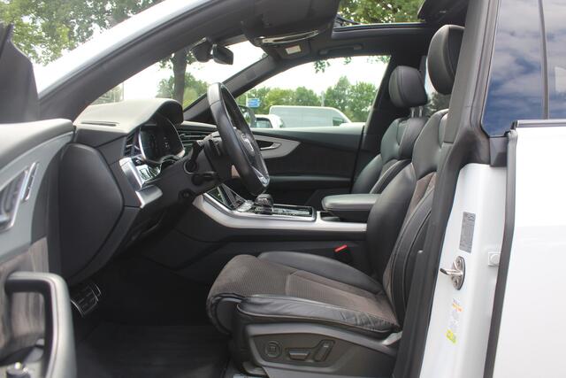 Audi Q8 55 TFSI quattro Pro Line Plus / Trekhaak / Panoramadak / 360Camera / Achterasbesturing / Softclose / 22'' / B&O / Sfeerverlichting / Dodehoek / DAB / Stoelverwarming / ACC