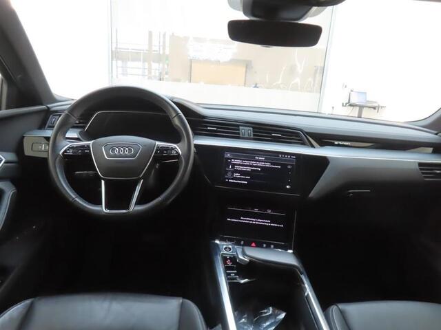 Audi Q8 e-tron 50 quattro Advanced Edition 95 kWh | Afn trekhaak | Virtual Cockpit+ | Luchtvering | CarPlay | Adap Cruise | S-line 22" LM | Elek stoelen | Zwart Optiek | Full led | Org NL