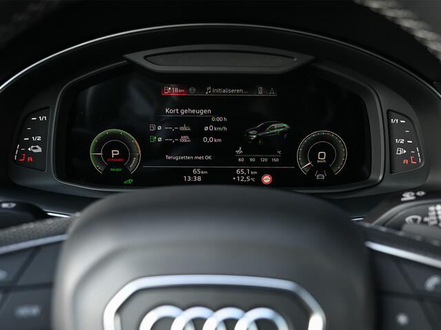 Audi Q8 60 TFSI e Competition · Audi Exclusive · S-seats met massage · Panoramadak · Adaptive cruise · Stoelverwarming en ventilatie · Ambiance interieur · B&O audio · Soft close · 360 Camera · Elektr. trekhaak · Carbon inleg · Head up · 5 jaar garantie