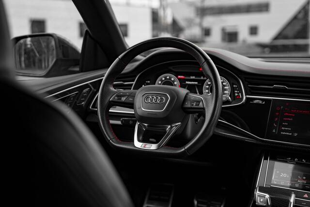 Audi Q8 55 TFSIe 465 pk ABT Aero Pro Line S | ABT Power S 465pk | Panoramadak | Carbon exterieur pakket | Uitgebreid leder pakket | Rode stiksels | B&O premium | panorama dak | Matrix LED | massage | S-Sportstoelen