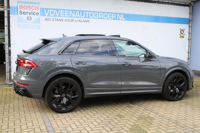 Audi Q8 4.0 TFSI RS Q8 quattro 600pk | Panorama dak | Keramische remschijven | Alcantara hemel | Luchtvering | Bang & Olufsen premium audio | Elektrisch wegklapbare trekhaak | Stoelverwarming/ventilatie | Stuurverwarming | Achterbank verwarmd | Elektrisch verstel