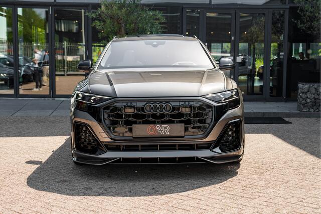 Audi Q8 60 TFSI e quattro ABT Aero Competition | Audi Exclusive Aqaatgrijs (Porsche) | Exclusive interieur Alabast wit | B&O Advanced | Advanced onderstel | Stoelventilatie + massagefunctie | Uitgebreid lederpakket | Carbon