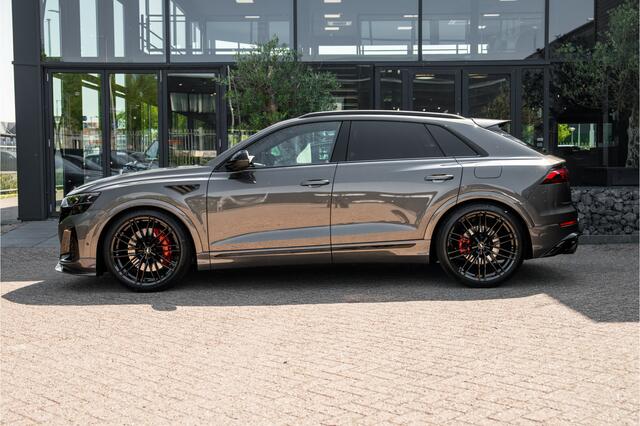 Audi Q8 60 TFSI e quattro ABT Aero Competition | Audi Exclusive Aqaatgrijs (Porsche) | Exclusive interieur Alabast wit | B&O Advanced | Advanced onderstel | Stoelventilatie + massagefunctie | Uitgebreid lederpakket | Carbon