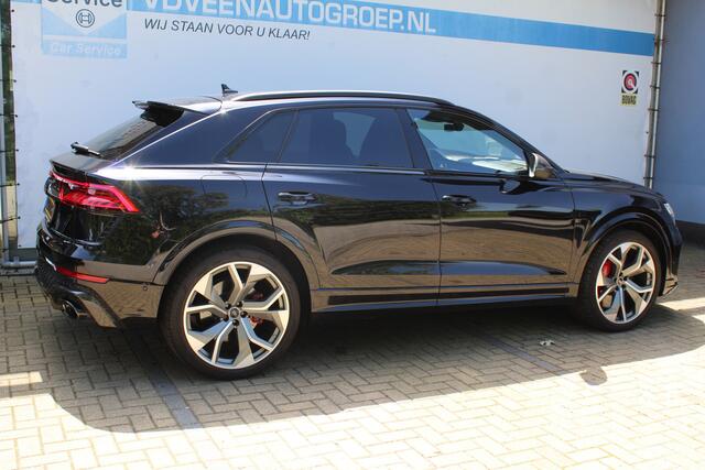 Audi Q8 4.0 TFSI RS Q8 quattro 600pk | Keramische remschijven | Alcantara hemel | Luchtvering | Bang & Olufsen premium audio | Elektrisch wegklapbare trekhaak | Stoelverwarming/ventilatie | Stuurverwarming | Achterbank verwarmd | Elektrisch verstelbare stoelen me