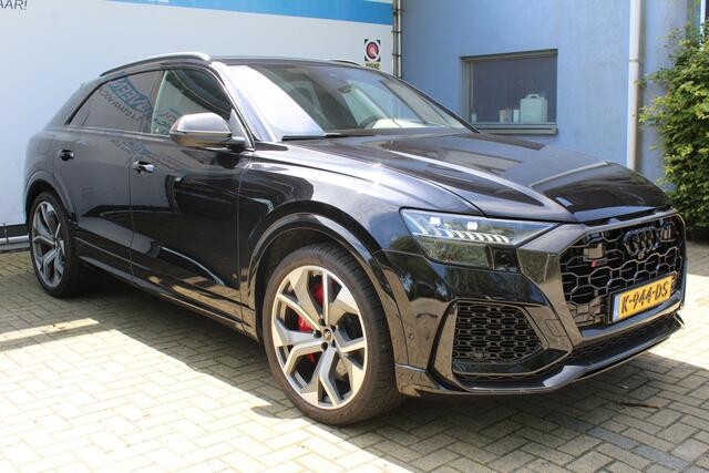 Audi Q8 4.0 TFSI RS Q8 quattro 600pk | Keramische remschijven | Alcantara hemel | Luchtvering | Bang & Olufsen premium audio | Elektrisch wegklapbare trekhaak | Stoelverwarming/ventilatie | Stuurverwarming | Achterbank verwarmd | Elektrisch verstelbare stoelen me