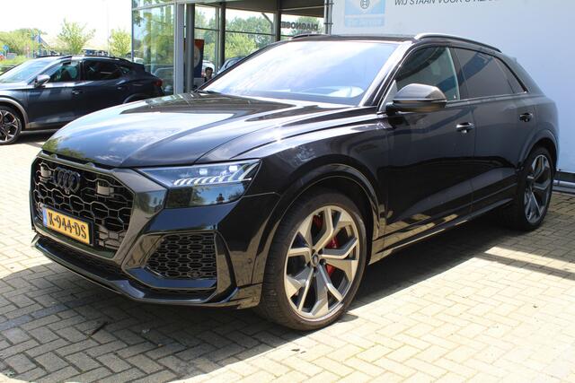 Audi Q8 4.0 TFSI RS Q8 quattro 600pk | Keramische remschijven | Alcantara hemel | Luchtvering | Bang & Olufsen premium audio | Elektrisch wegklapbare trekhaak | Stoelverwarming/ventilatie | Stuurverwarming | Achterbank verwarmd | Elektrisch verstelbare stoelen me
