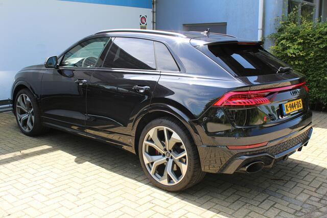 Audi Q8 4.0 TFSI RS Q8 quattro 600pk | Keramische remschijven | Alcantara hemel | Luchtvering | Bang & Olufsen premium audio | Elektrisch wegklapbare trekhaak | Stoelverwarming/ventilatie | Stuurverwarming | Achterbank verwarmd | Elektrisch verstelbare stoelen me