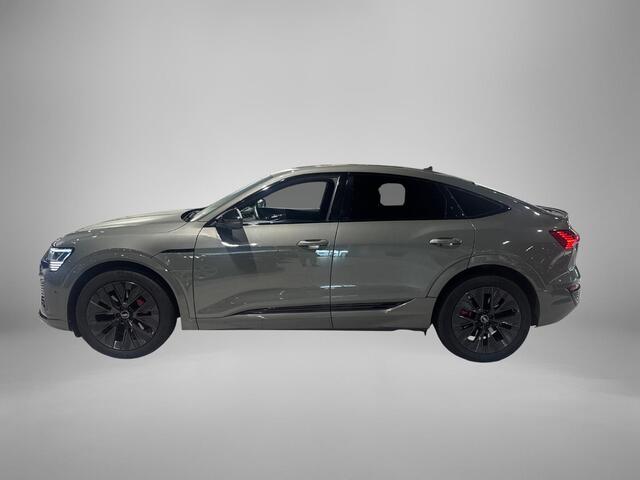 Audi Q8 Sportback e-tron 55 quattro S Edition 408pk / 115 kWh · Panoramadak · Bang & Olufsen sound · Stoel,-Stuur & achterbank verwarmd · Leder · 21'' Velgen · Apple/Android Car Play · Camera · Dodehoeksensoren· ·