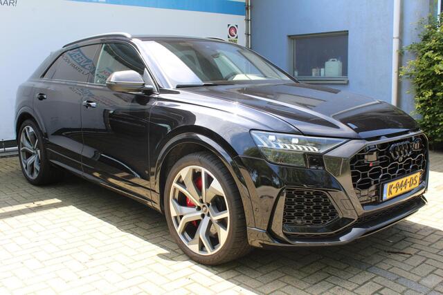 Audi Q8 4.0 TFSI RS Q8 quattro 600pk | Keramische remschijven | Alcantara hemel | Luchtvering | Bang & Olufsen premium audio | Elektrisch wegklapbare trekhaak | Stoelverwarming/ventilatie | Stuurverwarming | Achterbank verwarmd | Elektrisch verstelbare stoelen met memory | 360* Camera | Alcantara stuur | Keyless entry/start | Soft close | Stuurverwarming | Head-Up display |