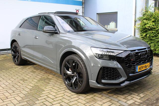Audi Q8 4.0 TFSI RS Q8 quattro 600pk | Panorama dak | Keramische remschijven | Alcantara hemel | Luchtvering | Bang & Olufsen premium audio | Elektrisch wegklapbare trekhaak | Stoelverwarming/ventilatie | Stuurverwarming | Achterbank verwarmd | Elektrisch verstelbare stoelen met memory | Massage stoelen | Night Vision | 360° Camera | Alcantara stuur | Keyless entry/start | Soft close | Stuurverwarming |