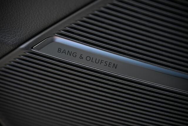 Audi Q8 E-Hybrid Quattro 360KW Competition Plus | Panoramadak | 5 Jr Garantie | Alcantara Hemelbekleding | Carbon Inleg | Stoelmassage + Ventilatie | Achterasbesturing | 360 Camera | B&O Sound | HUD | OLED | Soft Close | Ambiance Interieur |