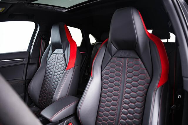 Audi RS Q3 Sportback 2.5 TFSI Panoramadak - Sportuitlaat - RS sportstoelen - Maxton - Comfortsleutel - Sonos Audio - Remzadels rood - Matrix LED - Parkeerhulp plus - Camera