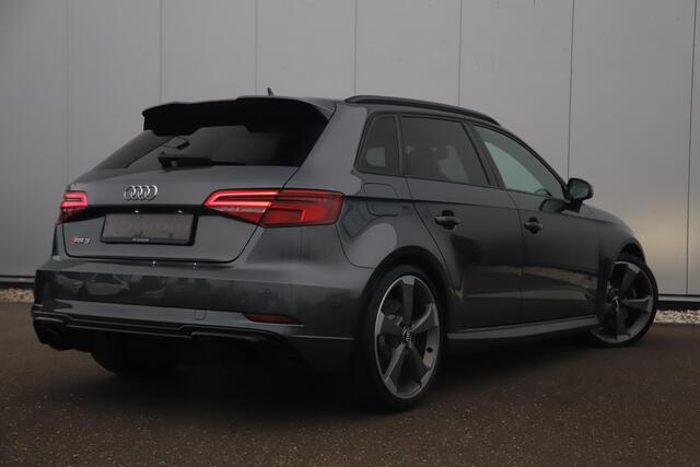 Audi RS3 Sportback 2.5 TFSI RS 3 quattro 400PK Automaat Black Optic Virtual RS Sportstoelen RS Sport Uitlaat Bang and Olufsen LED Matrix 19 inch LMV Navigatie Clima Stoelverwarming Cruise Parkeersensors Keyless Entry Carbon Inleg