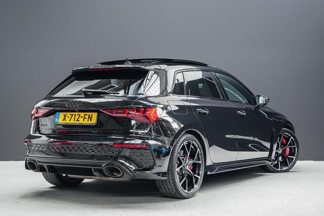 Audi RS3 Sportback 2.5 400pk TFSI quattro |panoramadak|keramisch|memory|RS sportuitlaat|Bang & Olufsen 3D|massage stoelen|drive select|blindspot|HUD|sportstoelen honingraat|Apple Carplay|Matrix LED|19"|