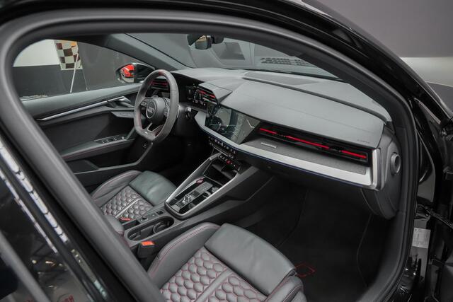 Audi RS3 Sportback 2.5 400pk TFSI quattro |panoramadak|keramisch|memory|RS sportuitlaat|Bang & Olufsen 3D|massage stoelen|drive select|blindspot|HUD|sportstoelen honingraat|Apple Carplay|Matrix LED|19"|