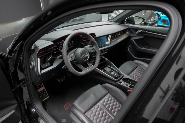 Audi RS3 Sportback 2.5 400pk TFSI quattro |panoramadak|keramisch|memory|RS sportuitlaat|Bang & Olufsen 3D|massage stoelen|drive select|blindspot|HUD|sportstoelen honingraat|Apple Carplay|Matrix LED|19"|