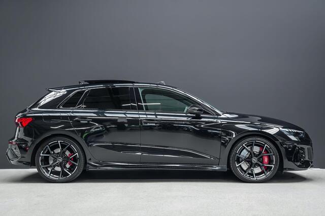 Audi RS3 Sportback 2.5 400pk TFSI quattro |panoramadak|keramisch|memory|RS sportuitlaat|Bang & Olufsen 3D|massage stoelen|drive select|blindspot|HUD|sportstoelen honingraat|Apple Carplay|Matrix LED|19"|