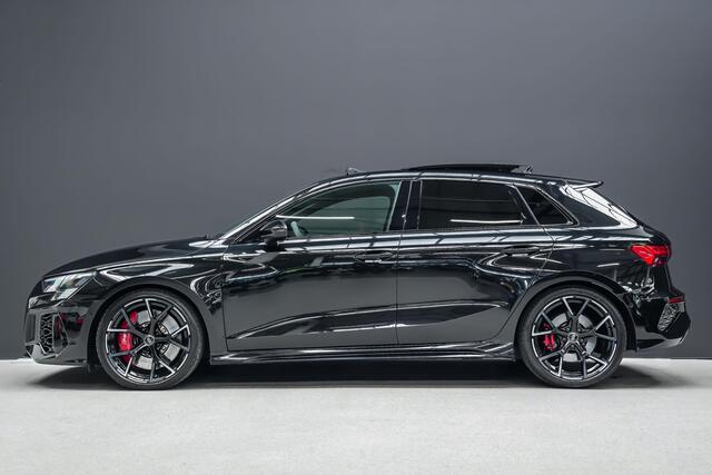 Audi RS3 Sportback 2.5 400pk TFSI quattro |panoramadak|keramisch|memory|RS sportuitlaat|Bang & Olufsen 3D|massage stoelen|drive select|blindspot|HUD|sportstoelen honingraat|Apple Carplay|Matrix LED|19"|