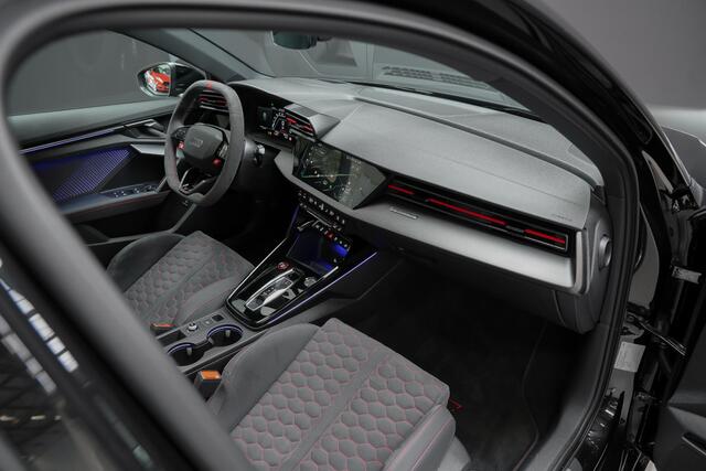 Audi RS3 Sportback 2.5 400pk TFSI quattro |panoramadak|Sonos|carbon schaalstoelen|HUD|Apple Carplay|Matrix LED|blind spot|adaptieve cruise control|sfeerverlichting|19" lichtmetalen velgen|