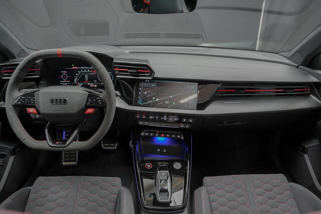 Audi RS3 Sportback 2.5 400pk TFSI quattro |panoramadak|Sonos|carbon schaalstoelen|HUD|Apple Carplay|Matrix LED|blind spot|adaptieve cruise control|sfeerverlichting|19" lichtmetalen velgen|