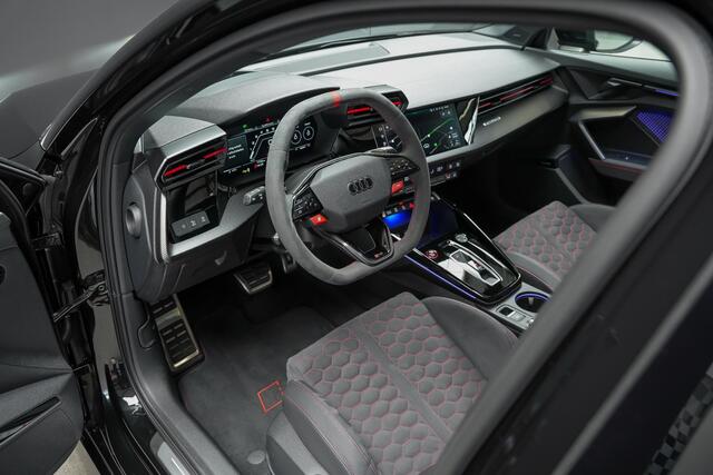 Audi RS3 Sportback 2.5 400pk TFSI quattro |panoramadak|Sonos|carbon schaalstoelen|HUD|Apple Carplay|Matrix LED|blind spot|adaptieve cruise control|sfeerverlichting|19" lichtmetalen velgen|