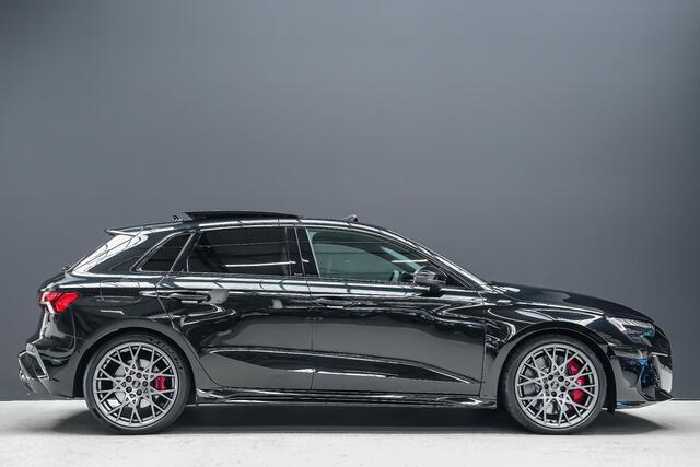 Audi RS3 Sportback 2.5 400pk TFSI quattro |panoramadak|Sonos|carbon schaalstoelen|HUD|Apple Carplay|Matrix LED|blind spot|adaptieve cruise control|sfeerverlichting|19" lichtmetalen velgen|