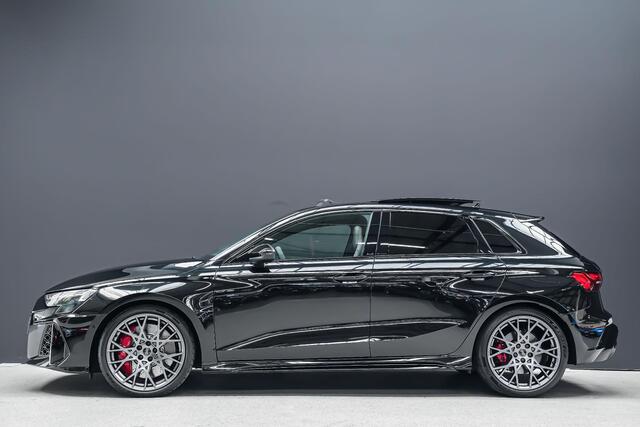 Audi RS3 Sportback 2.5 400pk TFSI quattro |panoramadak|Sonos|carbon schaalstoelen|HUD|Apple Carplay|Matrix LED|blind spot|adaptieve cruise control|sfeerverlichting|19" lichtmetalen velgen|