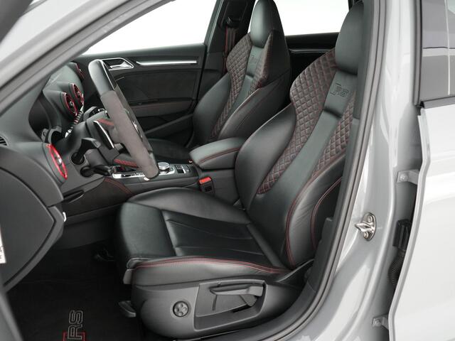 Audi RS3 Limousine 2.5 460pk TFSI quattro |APR stage 1|APR carbon air intake|Akrapovic|RS-stoelen|Bang&Olufsen|digital cockpit|Apple Carplay|Matrix-LED|blind spot|