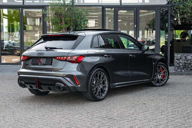 Audi RS3 Sportback 2.5 TFSI 400pk quattro | RS Keramische remmen | RS schaalstoelen | Carbon exterieur | Panoramadak | SONOS | Head-up | Assistentiepakket Rijden en Parkeren Plus
