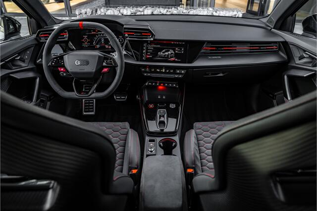 Audi RS3 Sportback 2.5 TFSI 400pk quattro | RS Keramische remmen | RS schaalstoelen | Carbon exterieur | Panoramadak | SONOS | Head-up | Assistentiepakket Rijden en Parkeren Plus