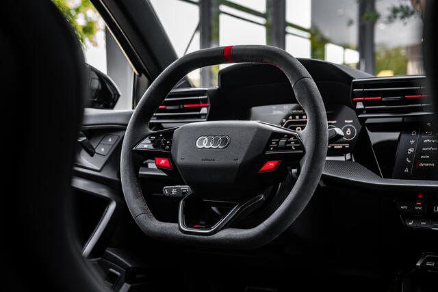 Audi RS3 Sportback 2.5 TFSI 400pk quattro | RS Keramische remmen | RS schaalstoelen | Carbon exterieur | Panoramadak | SONOS | Head-up | Assistentiepakket Rijden en Parkeren Plus