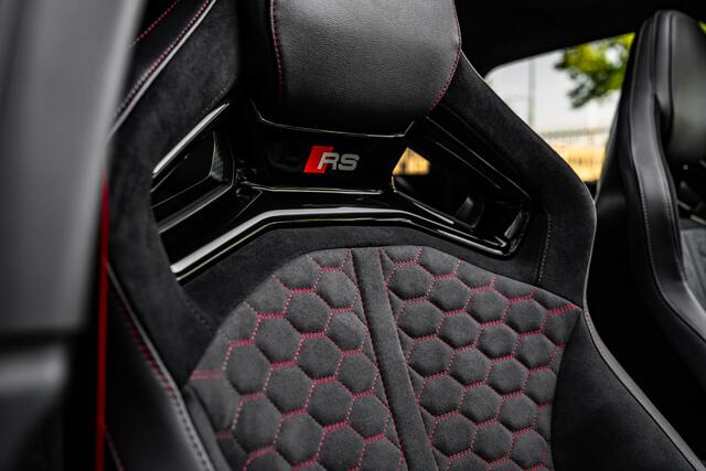 Audi RS3 Sportback 2.5 TFSI 400pk quattro | RS Keramische remmen | RS schaalstoelen | Carbon exterieur | Panoramadak | SONOS | Head-up | Assistentiepakket Rijden en Parkeren Plus