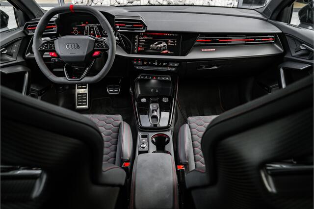 Audi RS3 Sportback ABT RS3-R 1/125 510pk quattro | ABT Carbon bodykit | ABT Forged velgen | RS schaalstoelen | Panorama dak | SONOS | Head up | Achteruitrijcamera | Verwarmde voorstoelen