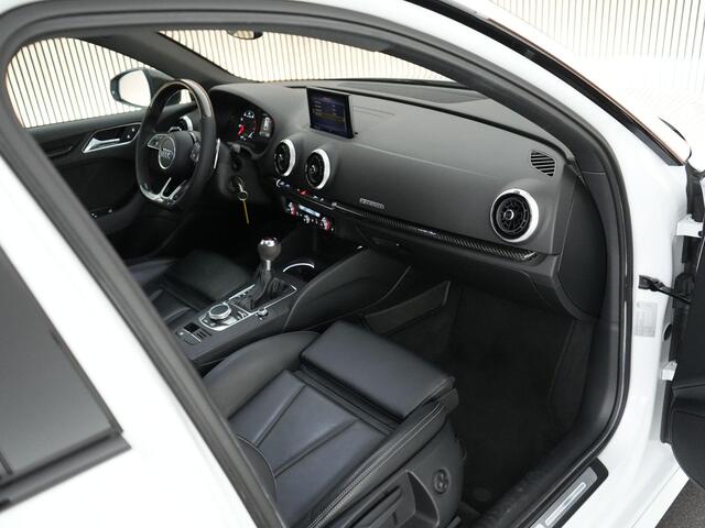Audi RS3 Sportback 2.5 400pk TFSI quattro |RS-seats|ABT veren|ABT frontlip & difussor|ABT 19" LMV|custom stuur|bluetooth|navigatie|stoelverwarming|parkeersensoren voor en achter|LED-dagrijverlichting|
