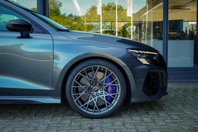 Audi RS3 Limousine 2.5 TFSI quattro / 1 van 300 / Keramisch / Pano / Kuipstoelen / B&O